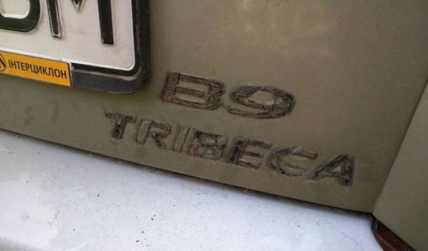 Київські вандали зривають емблеми з автомобілів