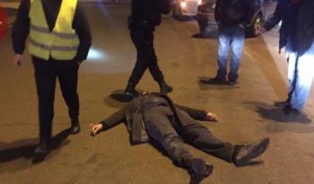 Лежащий на дороге человек напугал киевлян
