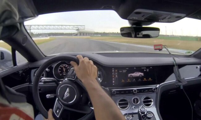 Власник Ferrari 812 Superfast зняв момент ДТП на суперкарі, дивом обійшлося без постраждалих