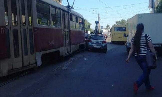 GOOGLE-мобіль зіткнувся зі столичним трамваєм 