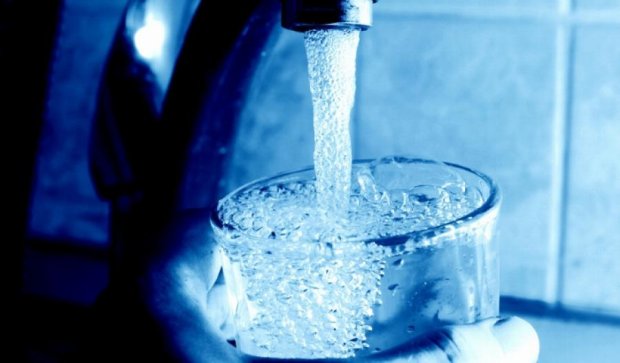 Швейцарія привезла на Донбас 300 тонн очищувачів води