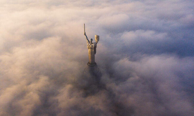 Мрачно и загадочно: туманный Киев показали атмосферными фото