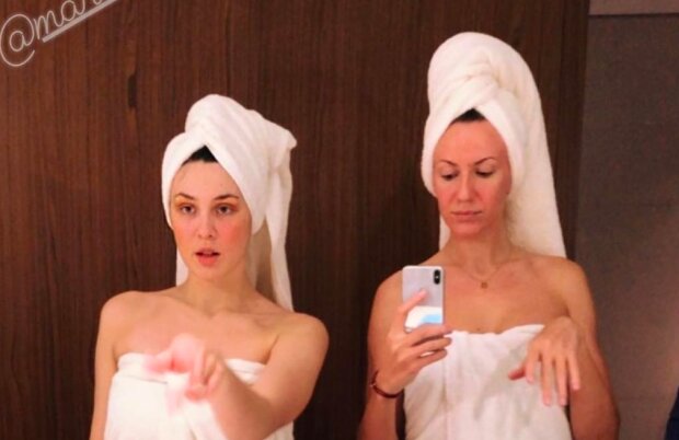 Никитюк и MARUV показали горячий отдых лишь в полотенце и без макияжа: настоящие красотки