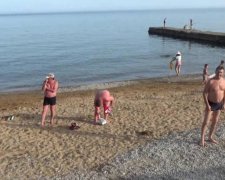 Три богатыря:  бархатный сезон в Крыму развеселил сеть