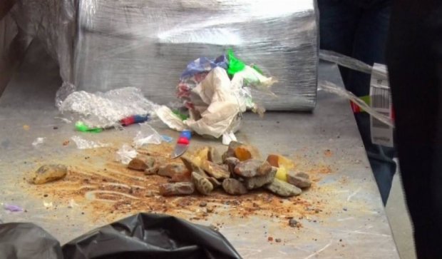 Почти 60 кг контрабандного янтаря обнаружили в Одесском аэропорту