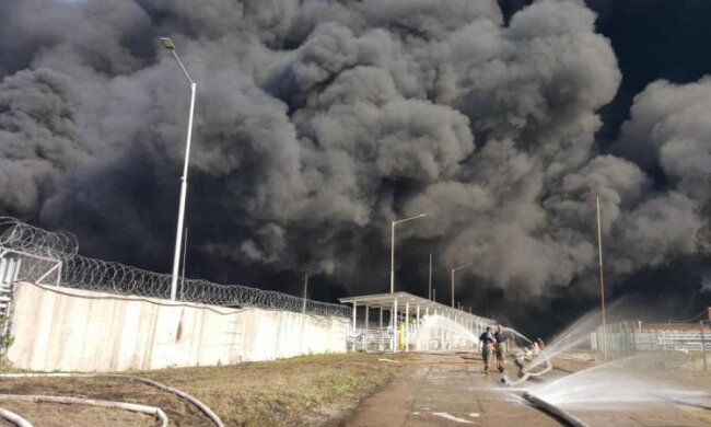 Моторошні кадри: в Одесі спалахнули склади з боєприпасами