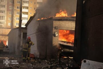 Рятувальники ДСНС на місці пожежі в Києві