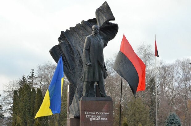 Памятник Степану Бандере во Львове, фото: Типичный Львов