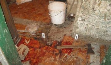 Чоловік порубав знайомих сокирою через старі образи