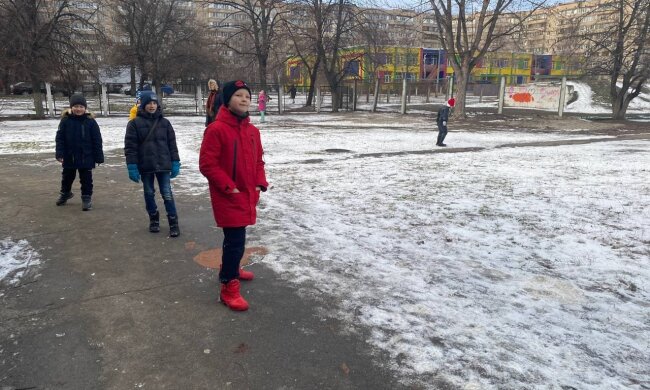 Аліменти, діти, школярі - фото Знай.ua