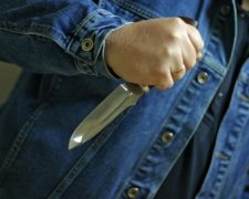 На школьницу с ножом: жуткое нападение перепугало украинский город