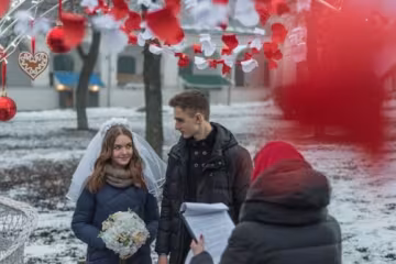 Влюбленные киевляне массово ринулись жениться в "особый" день, причина вас удивит