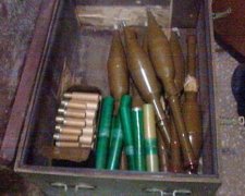 На Донбассе волонтер добровольно сдал ящик оружия (фото)