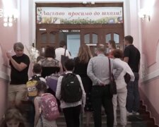 В Киеве мальчик с аутизмом перешел в 6 класс, его обожает вся школа - врачи не давали шансов