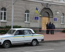 Півтори години у Чернігівській ОДА шукали бомбу (фото)