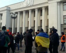 "Антинародний закон": натовп протестувальників оточив Раду, ексклюзивні подробиці