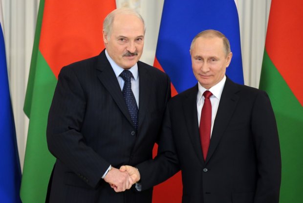 Путін зібрався "зжерти" Білорусь, поки Лукашенко будує плани: спадковий принц