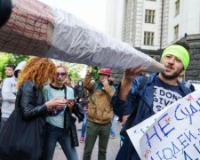 Від усього: українці вимагають лікування канабісом