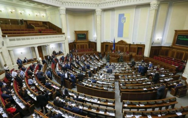 "Поющий" депутат показал украинцам свои миллионы и вареники