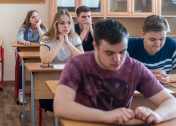 Лишний год в школе и никаких репетиторов: распространенные страхи вокруг реформы старшей школы