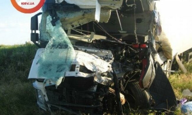 У моторошній аварії зіткнулися дві вантажівки