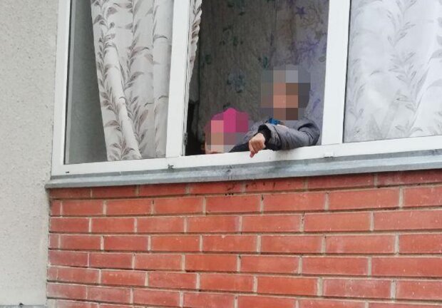 Діти кілька днів були замкнені одні в квартирі, фото: Facebook Патрульна поліція України