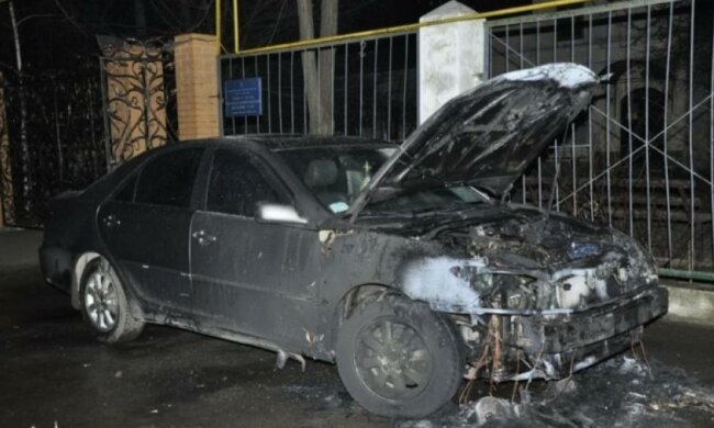 В Одесі невідомі спалили автомобіль священика
