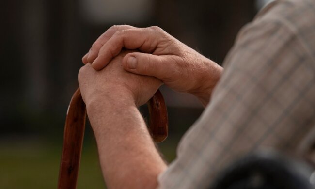 Дедушка на скамейке, фото: открытые источники