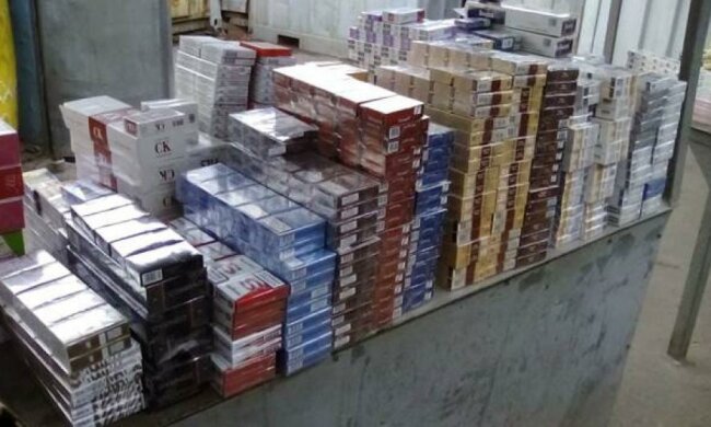 Склад с российскими сигаретами нашли в Мариуполе (видео)