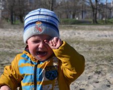 Пока мама спала, 2-летний ребенок полуголым бродил по городу: видео