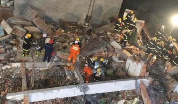 Обвал дома в Китае похоронил почти два десятка строителей