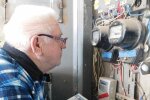 Пенсіонер біля лічильника, фото  "Брянська газета"