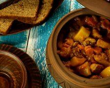 Горшочки с мясом, фасолью и грибами, скриншот: YouTube