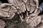 У Києві пенсіонери влаштували бійню за їжу зі сміттєвого бака