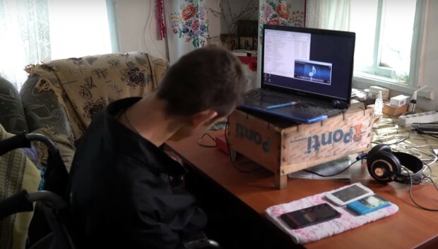 На Полтавщині паралізований хлопчина з ДЦП пише вірші та музику - залізна сила волі