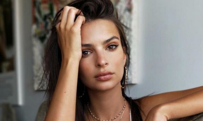 Спокусниця Ратаковськи ефектно осідлала Rolls-Royce: фото 18+