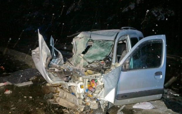 Авто зім'яло, як бляшанку: кривава аварія забрала кілька життів