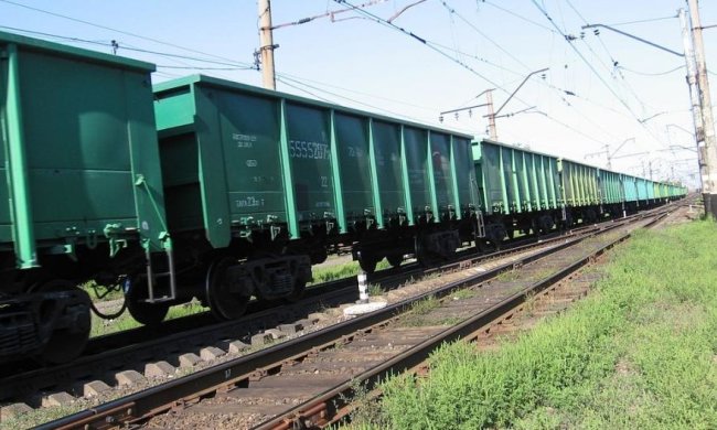 Вантажний потяг задавив людину