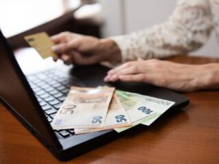 Карткові перекази. Фото з відкритих джерел