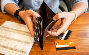 Даже соцвыплаты могут заблокировать: должников лишают последних копеек – кто в зоне риска