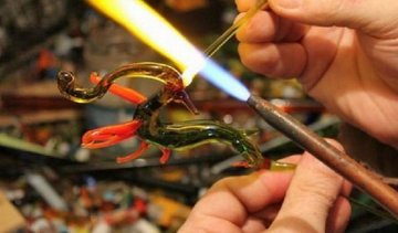 Майстри скловаріння створюють вишукані фігурки у формі тварин (фото)
