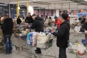 В Днепре продавщицы набросились на женщину из-за замечания: "Почему вы голые?"