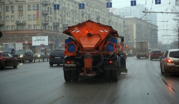 Хулігани у Києві обстріляли снігоприбиральну машину 