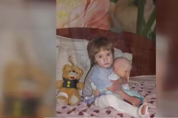 На двухлетнего ребенка в Сумах упала мемориальная плита