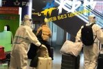 В аеропорту "Бориспіль" помітили туристів у "ковідних" костюмах: "У моді новий тренд"