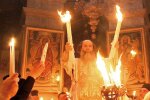 В храме Гроба Господня в Иерусалиме сошел Благодатный огонь: священный свет уже передали тысячам верующих