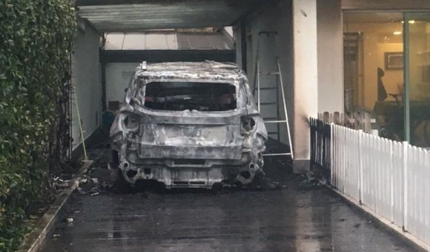 Владельцу футбольного клуба из Италии сожгли две машины (фото)