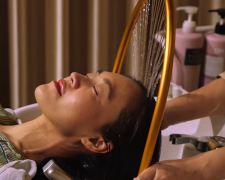 Мытье головы, волосы, кадр из видео