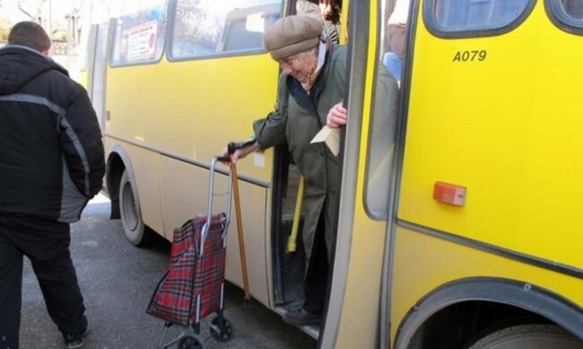 Стариков - за борт? В Запорожье хотят выгнать пенсионеров из транспорта в час пик