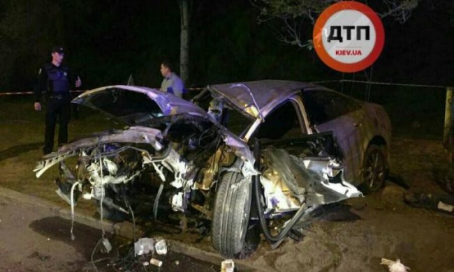 Ночные покатушки: водитель превратил авто в груду металла